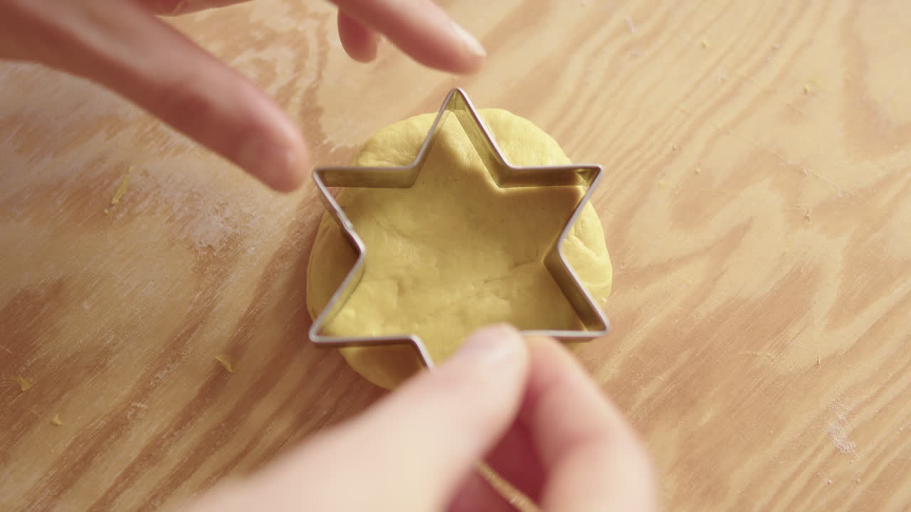 cortador de galletas en forma de estrella de metal utilizado para cortar la forma de la masa, vista de arriba