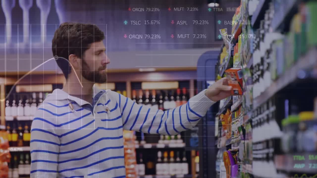 animación del procesamiento de datos sobre el hombre caucásico en la tienda.
