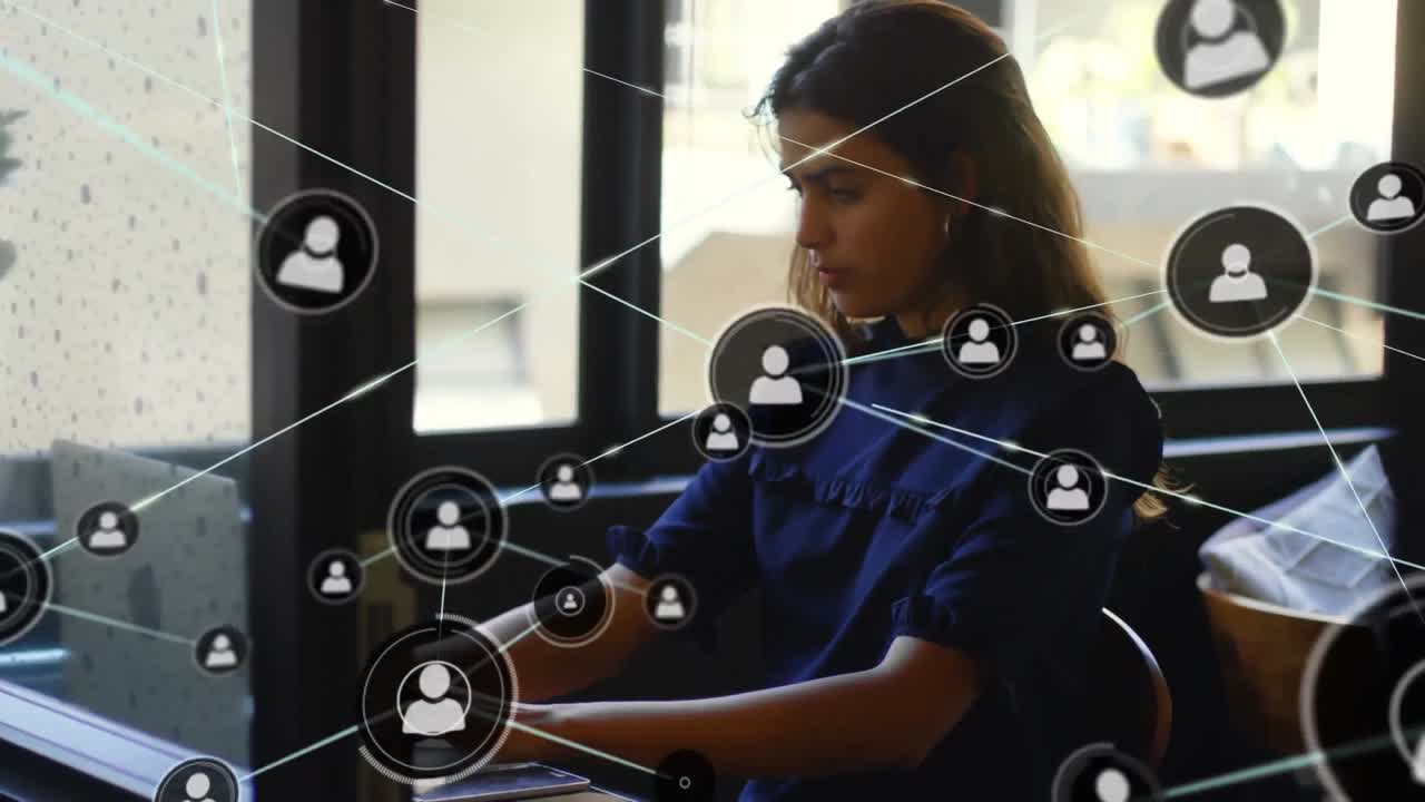 animación de una red de conexiones con iconos sobre una mujer de negocios usando una computadora portátil