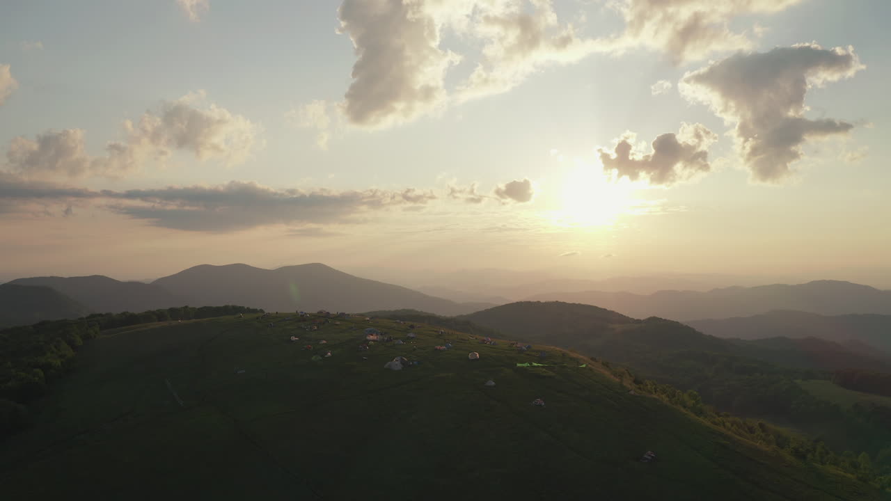 애팔래치아 산맥에서 일출을 보고 있는 산 꼭대기에 있는 야영객들의 공중 시차