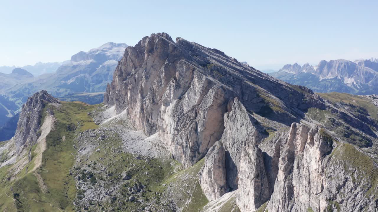 órbita aérea del pico de la montaña