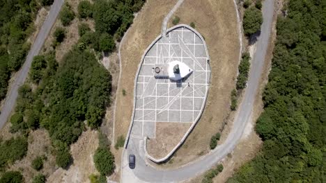 Blick-Hinunter-Auf-Das-Griechisch-italienische-Kriegsdenkmal-Von-1940-In-Kalpaki,-Griechenland