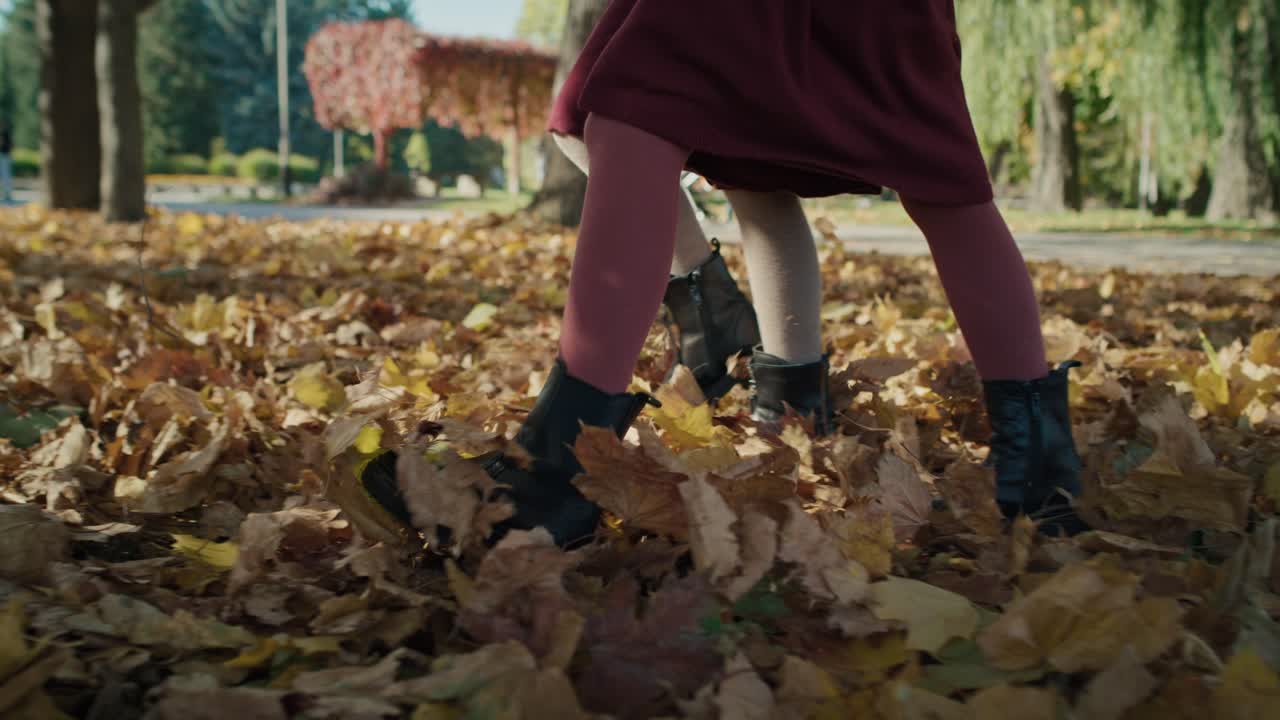 Kaukasiske jenter går sammen i parken