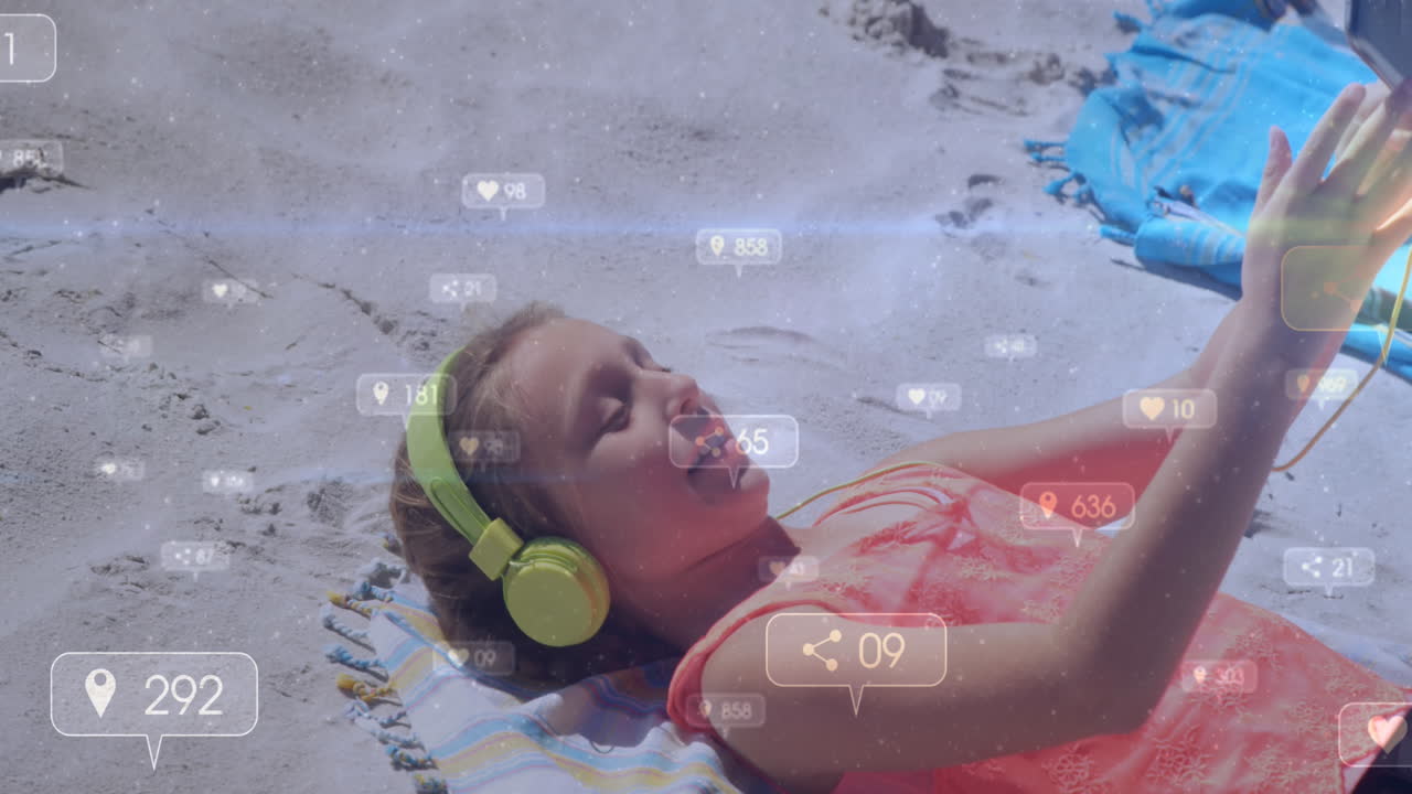 animación de iconos de redes sociales con números sobre chica caucásica usando un teléfono inteligente