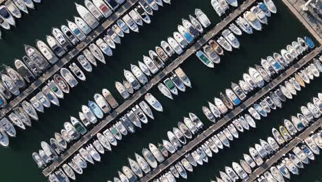 Luftdrohnen-Nahaufnahme,-Zoom-Auf-Segelboote,-Die-Am-Blue-Bay-Port-Angedockt-Sind,-360-Grad-Aufnahme