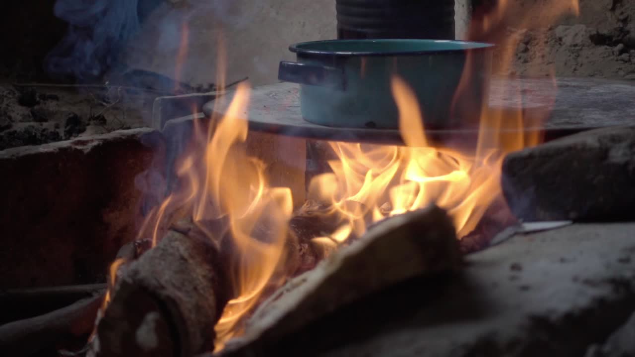 큰 캠프불 위의  ⁇ 비에서 요리되는 음식의 느린 움직임  ⁇