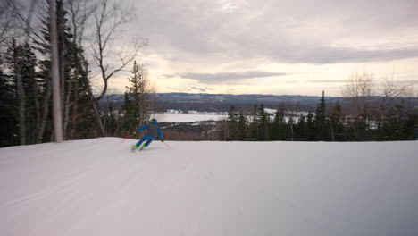 Skifahrer,-Der-Die-Piste-Hinunterfährt