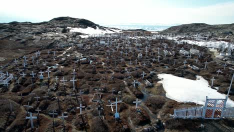 monumento histórico y atracción turística del cementerio de ilulissat en el oeste de groenlandia