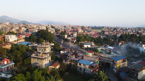 vuelo sobre la ciudad de pokhara durante el día en nepal - disparo de dron