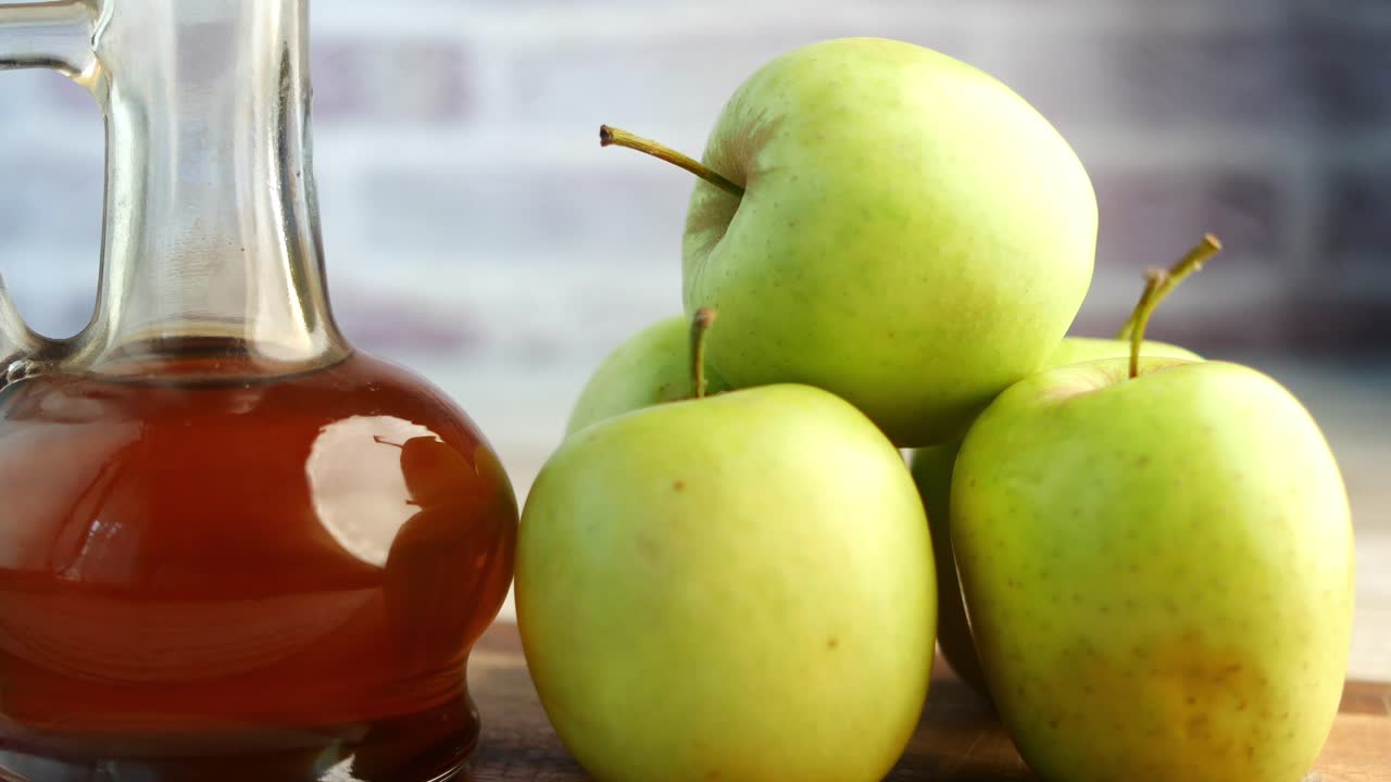 vinagre de manzana y manzanas verdes