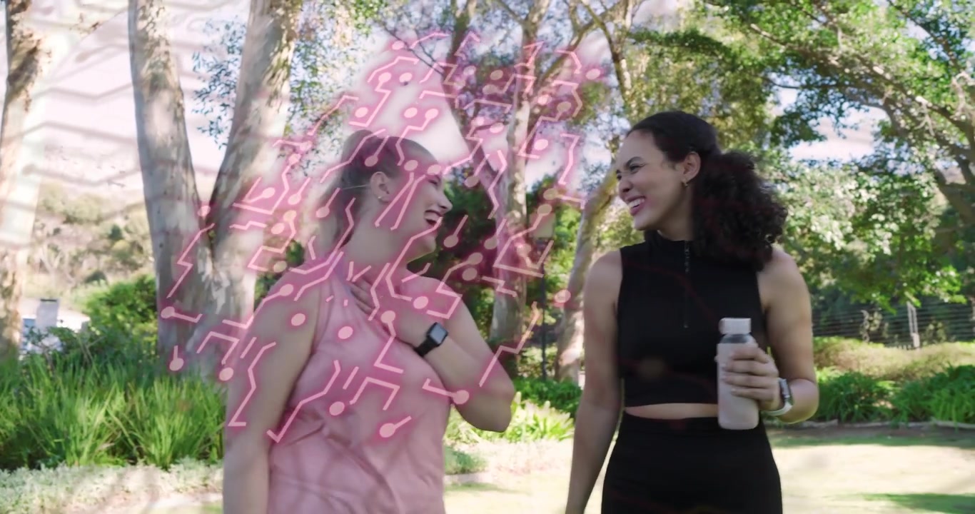 Dos mujeres caminando a la vista mostrando seguimiento de salud con puntos rosas fusionándose en un circuito tecnológico