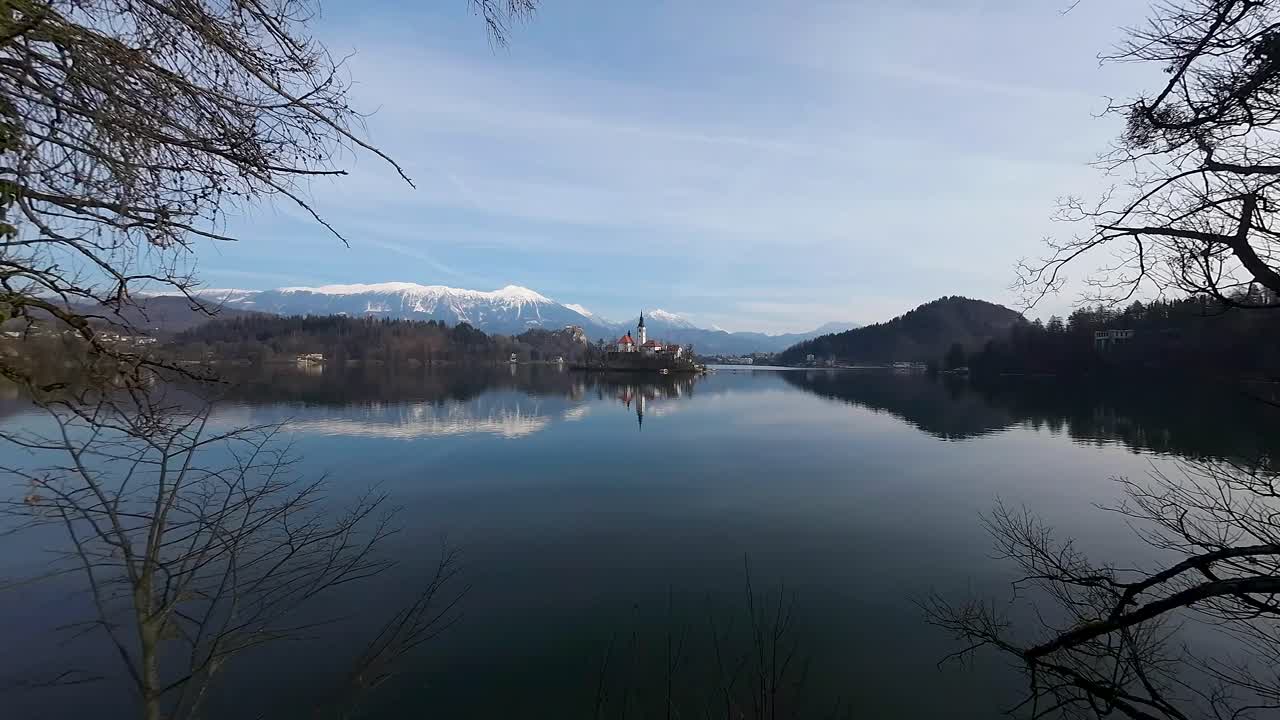 낮 에 나무 들 사이 에 있는 호수 의 공중 포워드