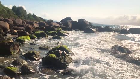 Olas-Rompiendo-En-Una-Isla-Paradisíaca-En-Cámara-Lenta-En-Un-Día-Soleado