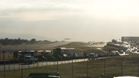 avión aterrizando en el aeropuerto de juan santa maría en costa rica en una hermosa tarde