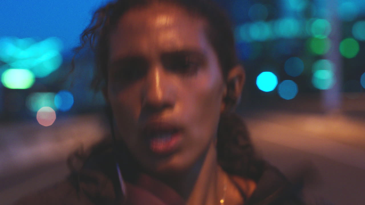 mujer corriendo por la noche en la ciudad