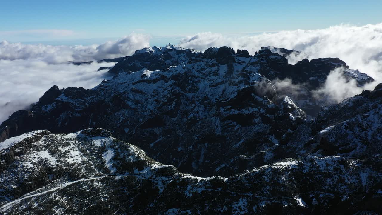 disparo de drones durante un día claro y soleado de la montaña pico ruivo en madeira