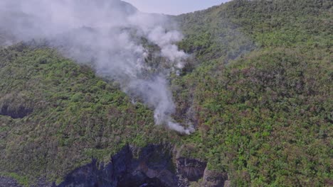 humo de fuego en el bosque del parque nacional cabo cabron a lo largo de los acantilados de la costa, samaná en la república dominicana