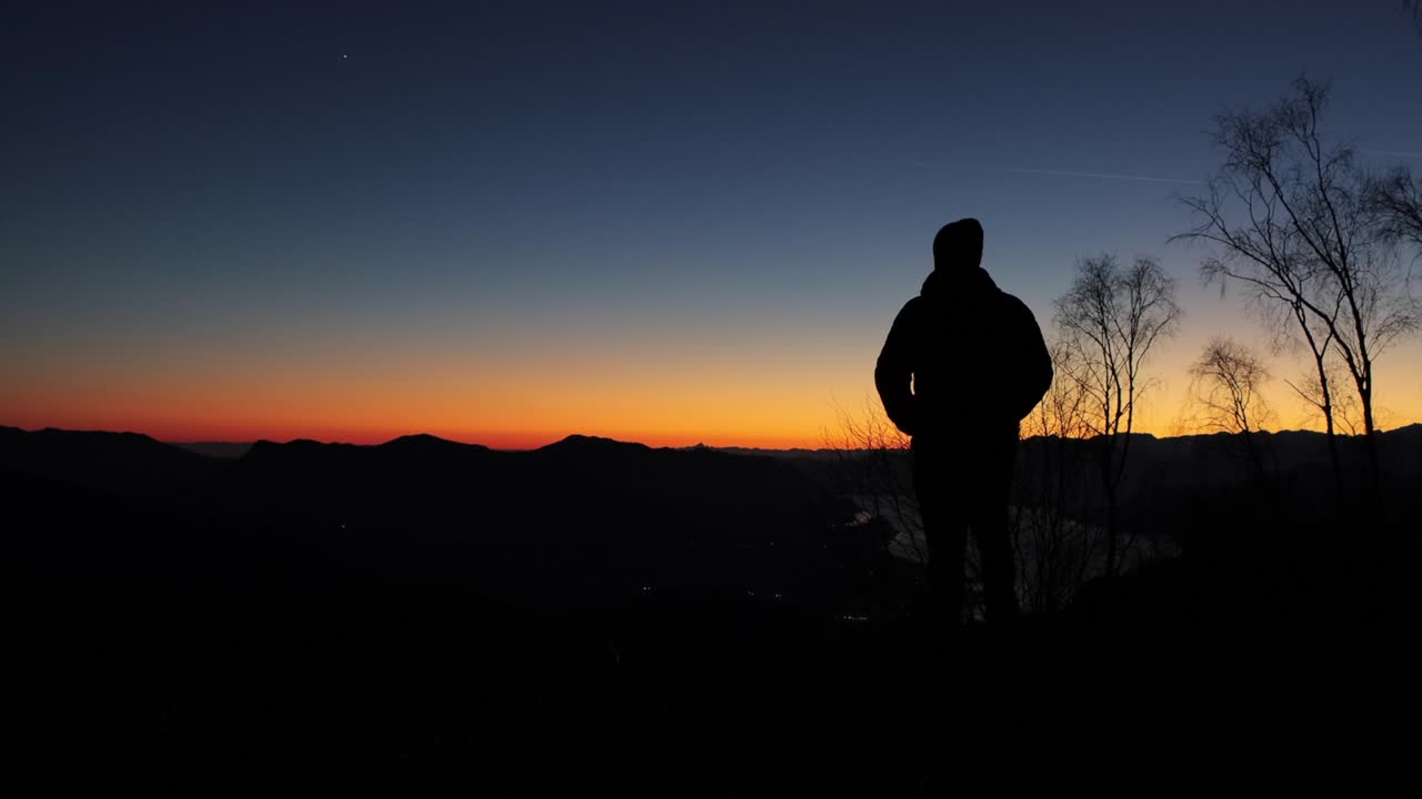 夕暮れの黄金の時間にこの若いビデオメーカーはカメラとドローンで彼が愛を感じる場所に壮大なトレッキングをします