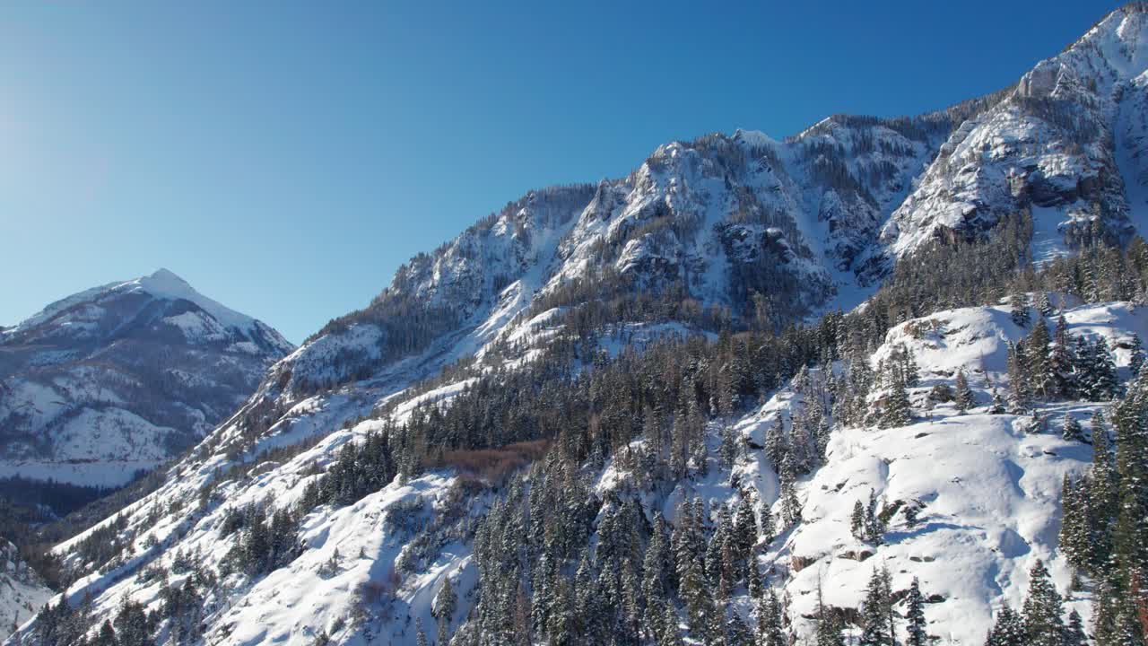 ⁇ 은 날에 큰 눈  ⁇ 인 산  ⁇ 을 드러내는 드론 영상
