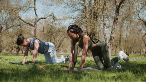 Menschen,-Die-Im-Wald-Sport-Treiben