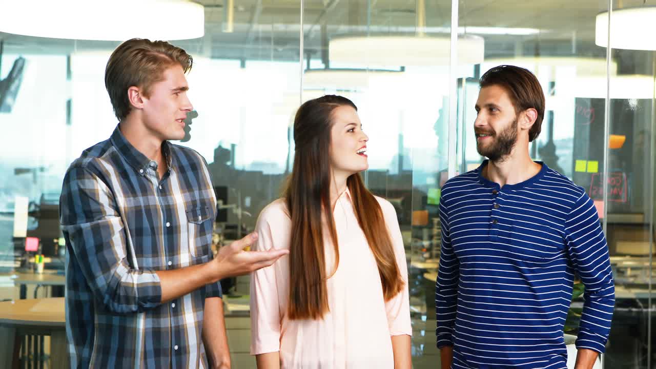 ejecutivos que interactúan entre sí en el cargo