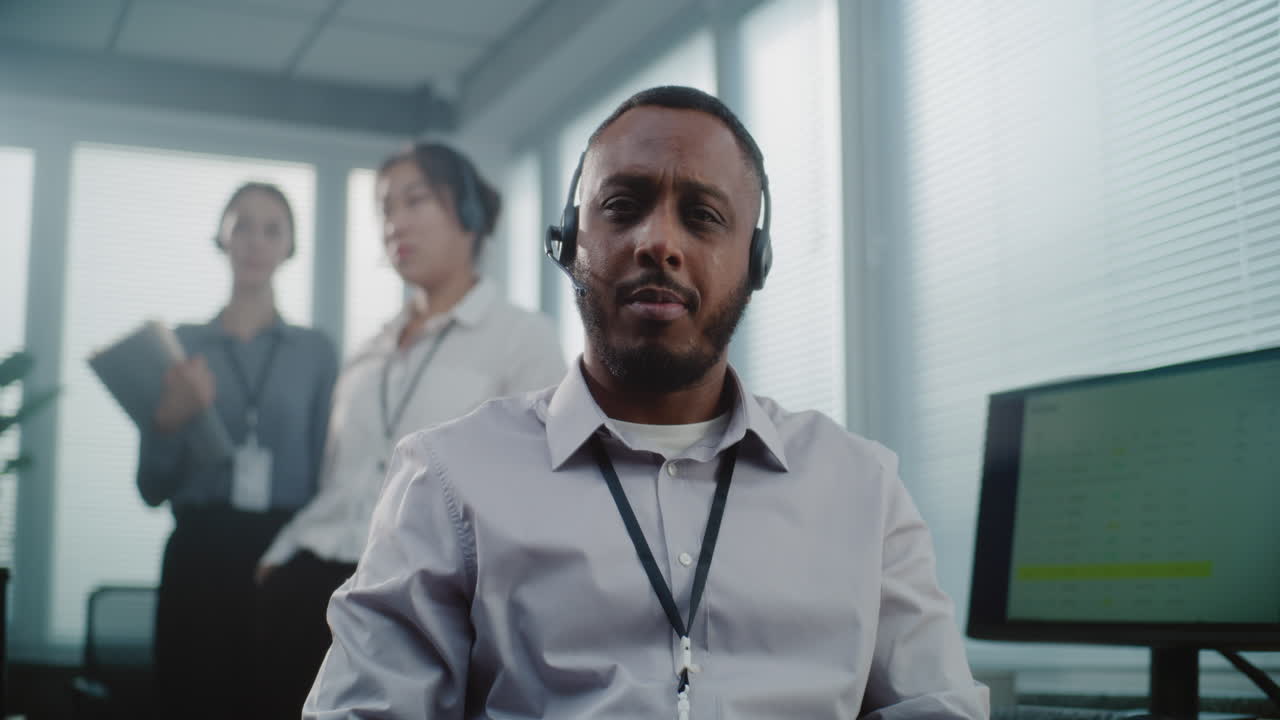 representantes de servicio al cliente en una oficina ocupada