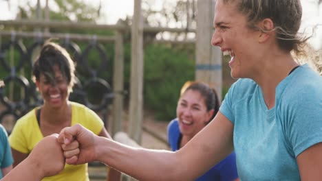 amigas disfrutando de hacer ejercicio en el campamento de entrenamiento juntas
