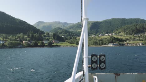 transbordador noruego conduciendo por el fiordo de volda a lauvstad, noruega