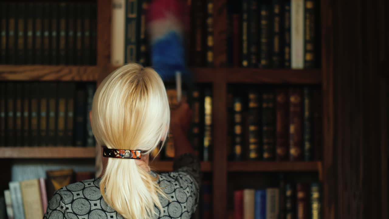 библиотекарь убирает книжные полки