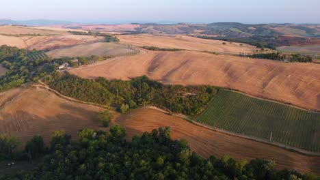 sobrecarga de antena estableciendo tiro sobre san quirico di orcia y val d'orcia en toscana italia