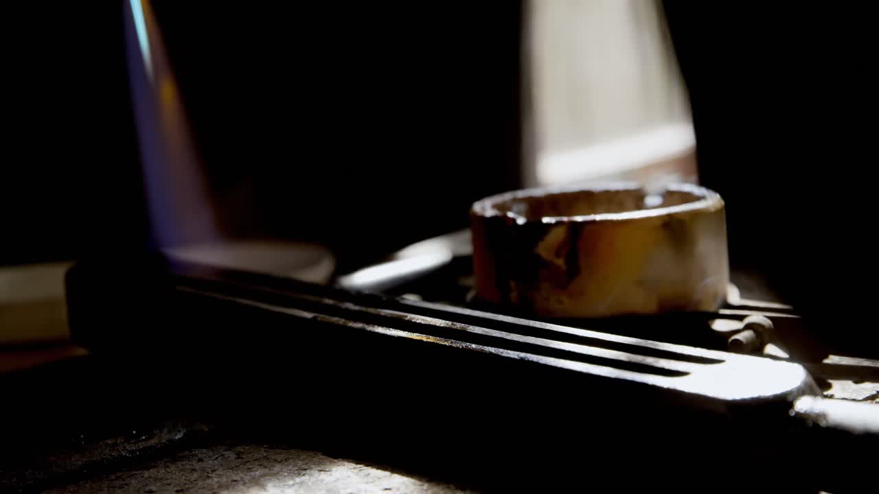 4k 작업장에서 금속을 가열하는 것