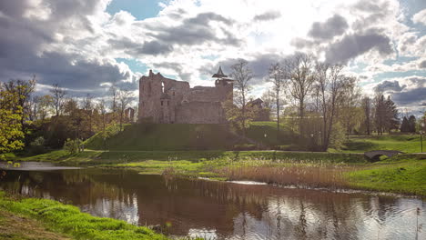 las ruinas del castillo de dobele en la orilla del río berze en letonia