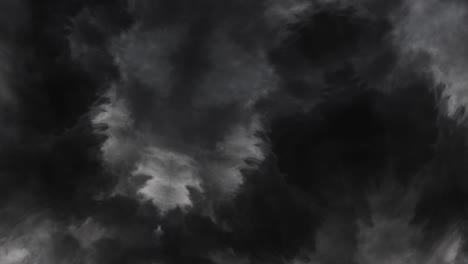 zeitraffer mit schwarzen wolken und gewitter am dunklen himmel