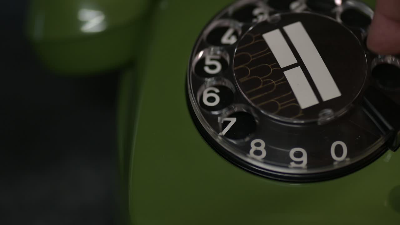 teléfono antiguo verde rotativo de primer plano, teléfono antiguo retro analógico