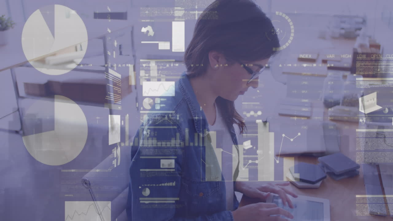 animación de múltiples gráficos con número cambiante sobre mujer caucásica trabajando en la computadora portátil en la oficina