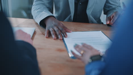 reunión de negocios y firma de contratos