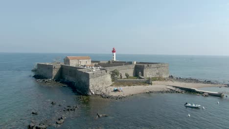 fotografía aérea del fuerte con faro en la isla