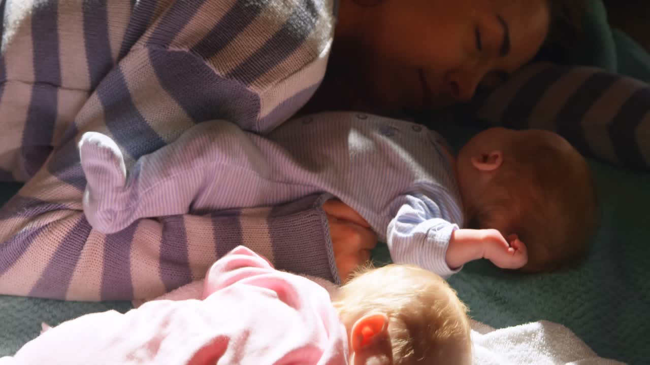 어머니가 거실 4k에서 아기 소년을 자고 있습니다.