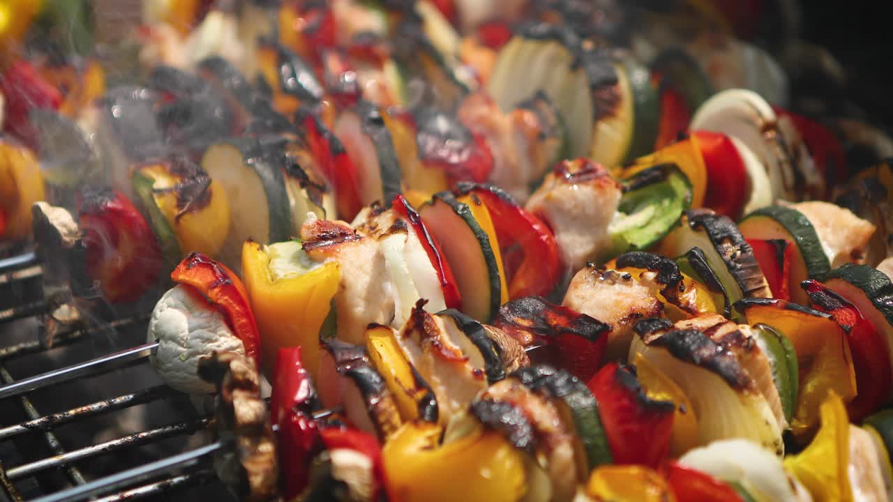 Spiedini troppo cotti e bruciati su una griglia calda del barbecue