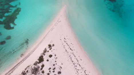 Vista-Superior-Del-Dron-Inclinada-Hacia-Arriba-Revela-La-Isla-Tropical-Cayo-De-Agua-Rodeada-De-Agua-De-Mar-Turquesa