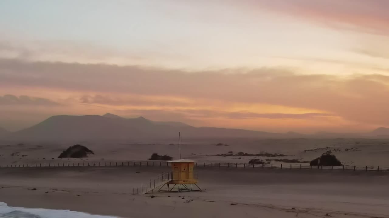 Altın Güneş Işığında Dalgalı Kumun Yakın Çekim Dokusu