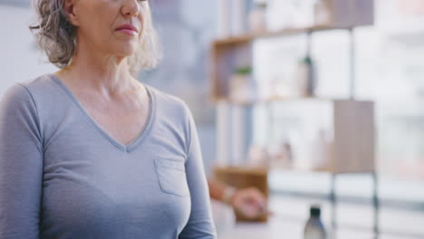 primer plano de una mujer mayor meditando con mudra