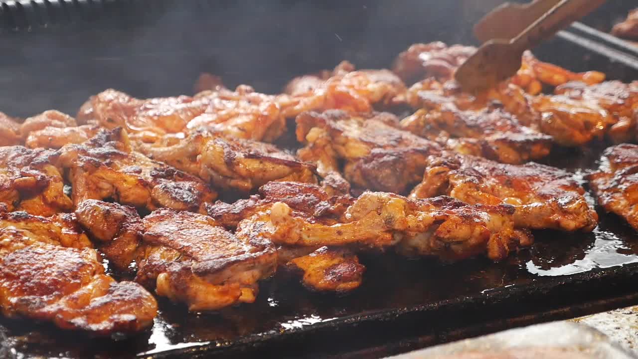 pollo a la parrilla en una placa caliente