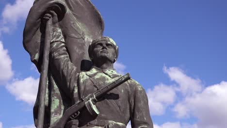 Zeitrafferaufnahme-Alter-Statuen-Aus-Der-Sowjetzeit,-Die-Im-Memento-Park-Außerhalb-Von-Budapest,-Ungarn,-Rosten