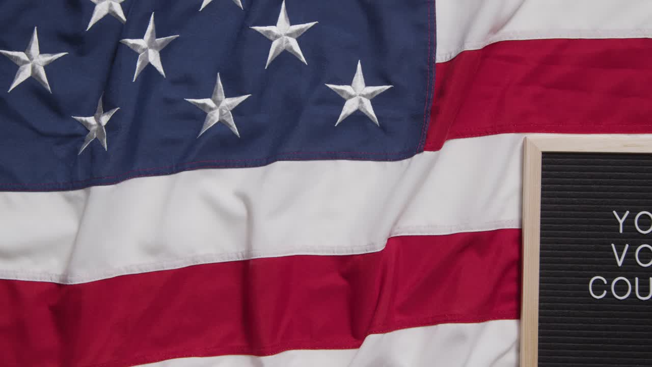 서명 읽기 당신의 투표 숫자는 미국 별과 줄무 ⁇   ⁇ 발에 누워 미국 선거 2024