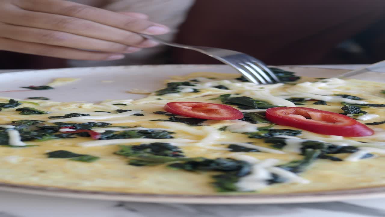 스파나치, 토마토, 치즈 를 들인 오 을 먹는 사람