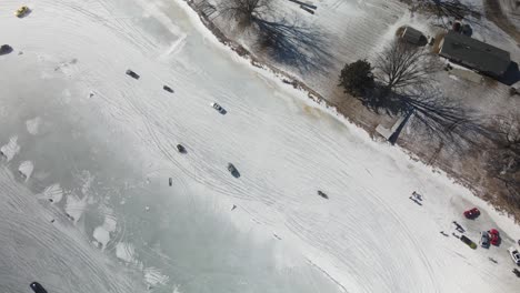 Vista-Aérea-De-Autos-Deportivos-Deslizándose-Y-A-La-Deriva-En-Una-Pista-Helada-En-Poynette-Wisconsin-4k-Drone