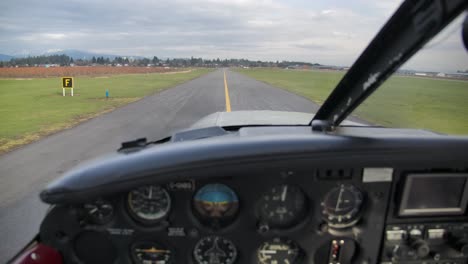 piloto privado taxi avión de pistón de un solo motor en la vía de rodaje
