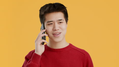 스마트폰으로 얘기하는 남자