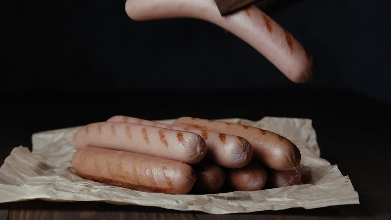 pequeñas bolas de queso mozzarella blanco, hojas de espinaca en tabla de madera.